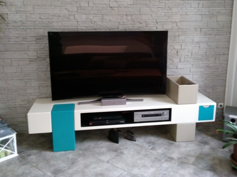 Meuble télé composé de 3 blocs laqués de couleur différentes. Ce meuble est modulable et adapté pour les grands écrans.